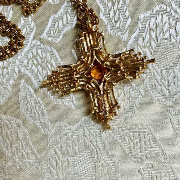 Sarah Coventry 1970's Vintage Gold Tone Amber Crystal Cross Pendant Necklace - Picture 2 of 8